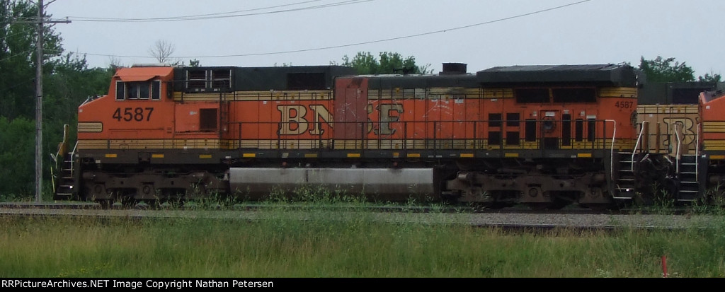 BNSF 4587